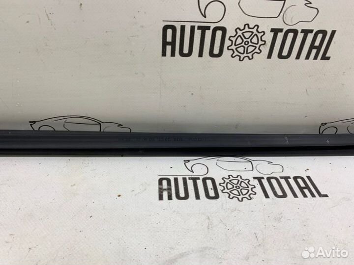 Накладка стекла двери передняя левая Kia Ceed JD