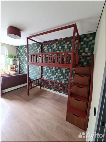 Кровать чердак с лестницей комодом