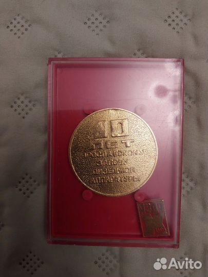 Настольная медаль и значок