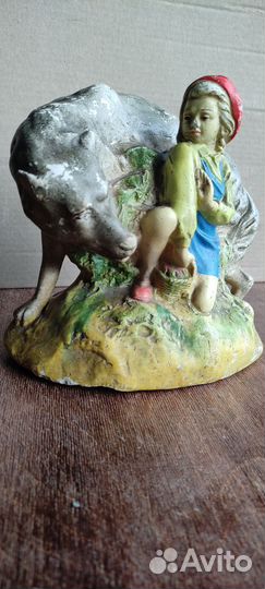 Статуэтка из гипса красная шапочка и серый волк