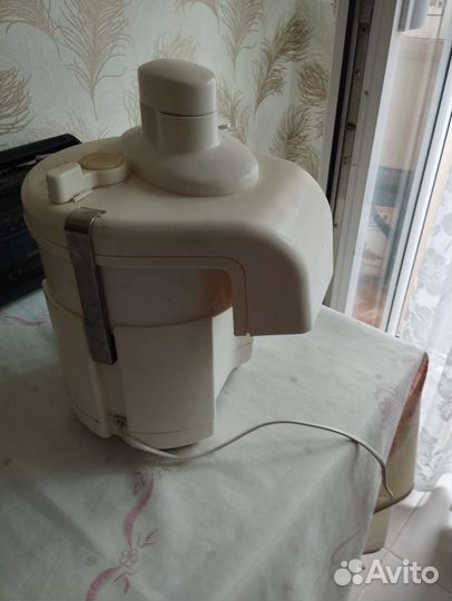 Электрическая соковыжималка 