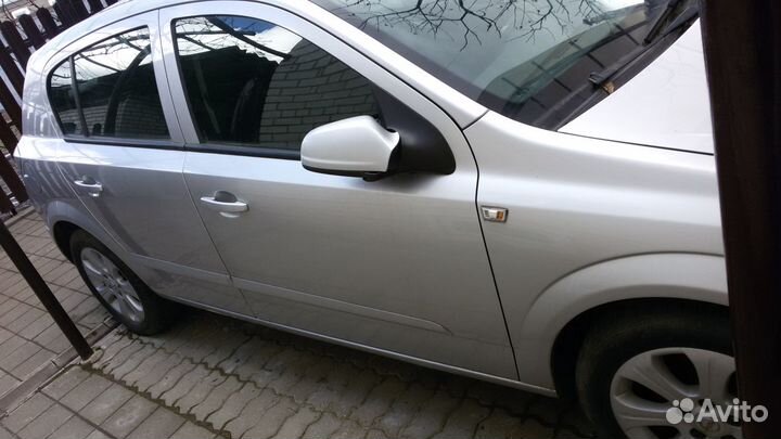 Опель Астра H дверь