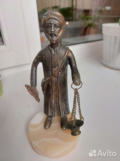 Статуэтки восточных людей