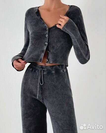 Брючный женский костюм новый