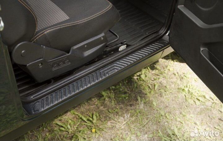 Накладки на пороги нива
