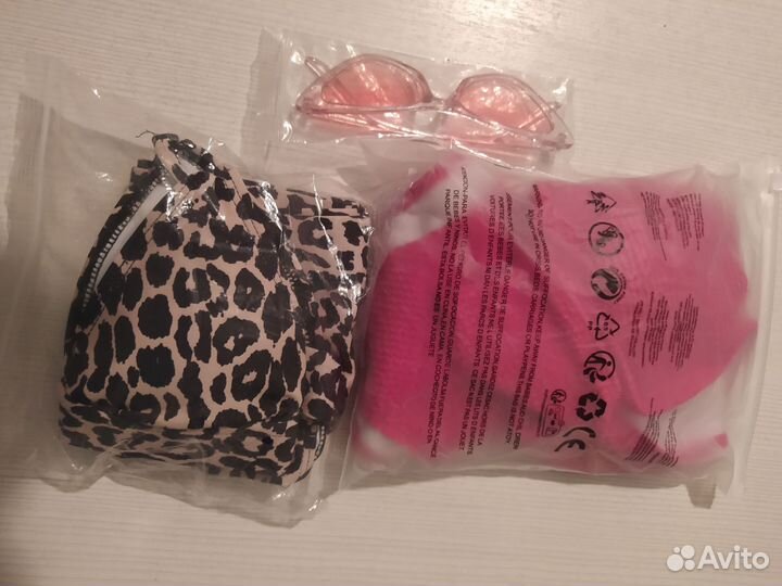 Два купальника и очки