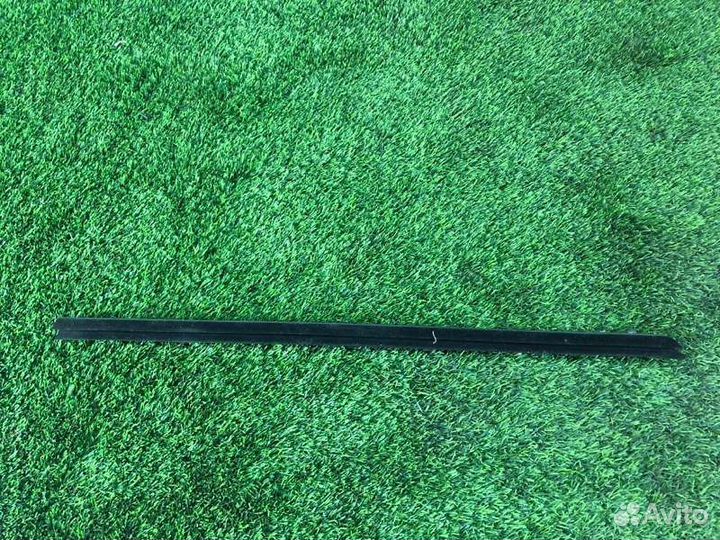 Уплотнитель стекла двери передний правый Bmw X1