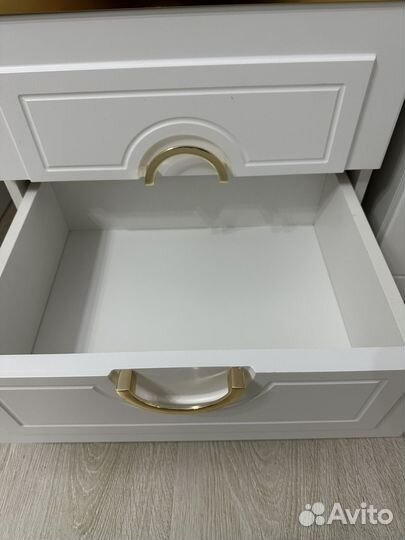 Тумбочка прикроватная с зеркалом