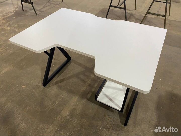 Компьютерный стол белый