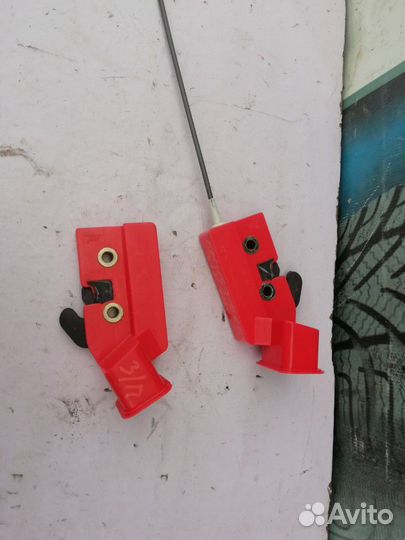 Замок спинки заднего сиденья правый Форд Фокус 1