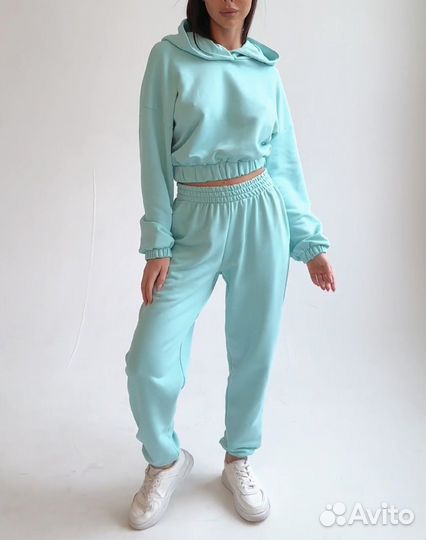 Спортивный костюм с укороченным верхом