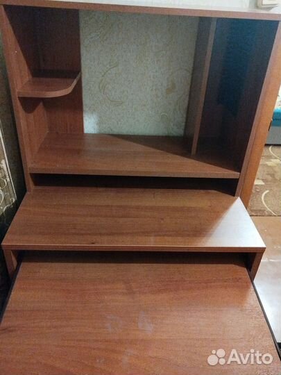 Компьютерный стол с полками