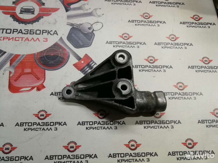 Кронштейн двигателя передний Audi A4 B7