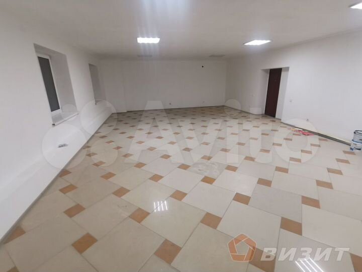 Торгово-офисное помещение около набережной