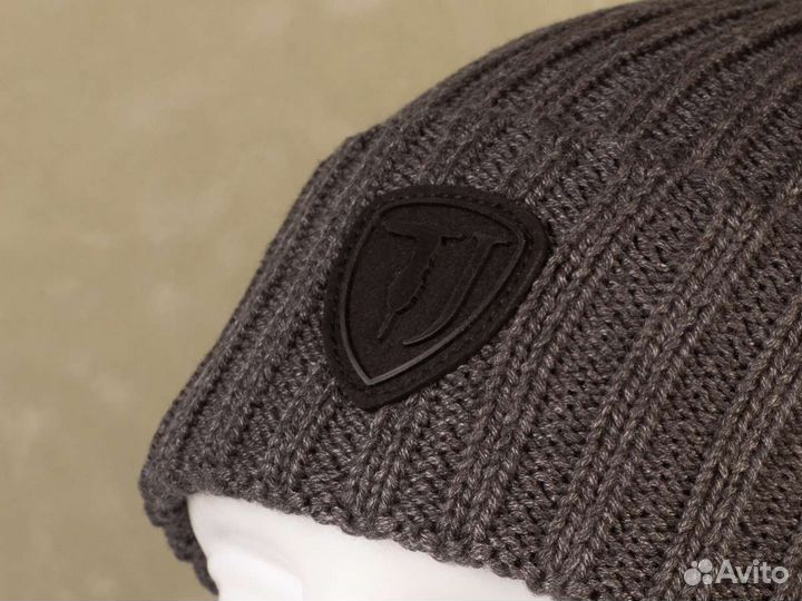 Зимняя мужская шапка