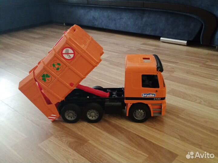 Мусоровоз bruder