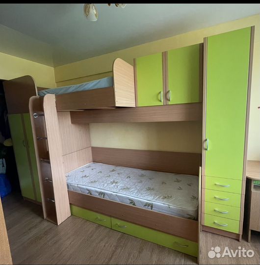 Детская кровать двухъярусная с лестницей