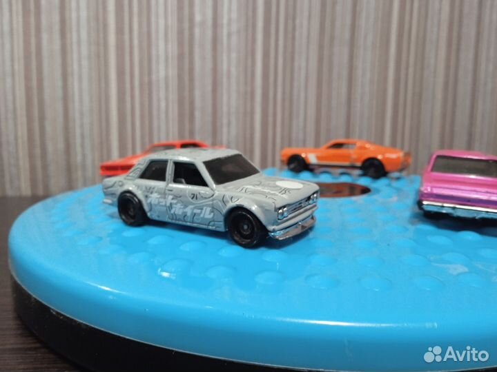 Модель автомобиля 1:64 Лот 1