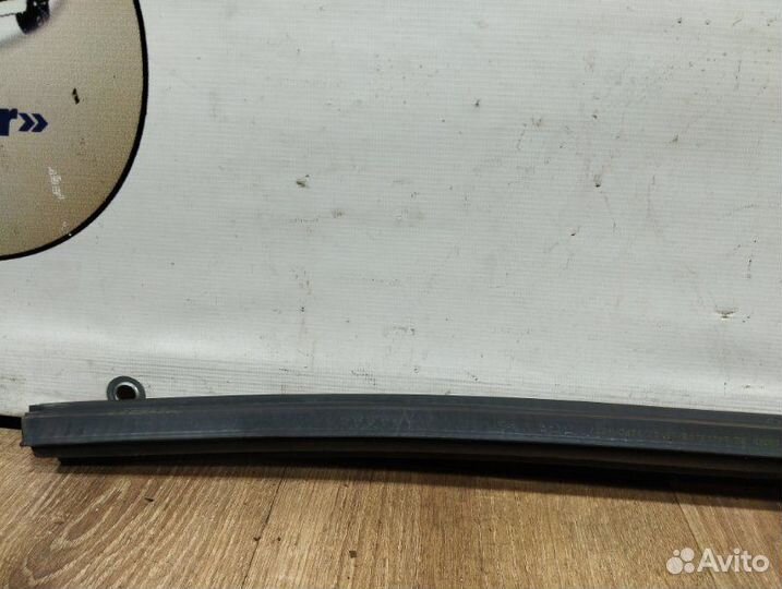 Уплотнитель стекла двери передний левый Volkswagen