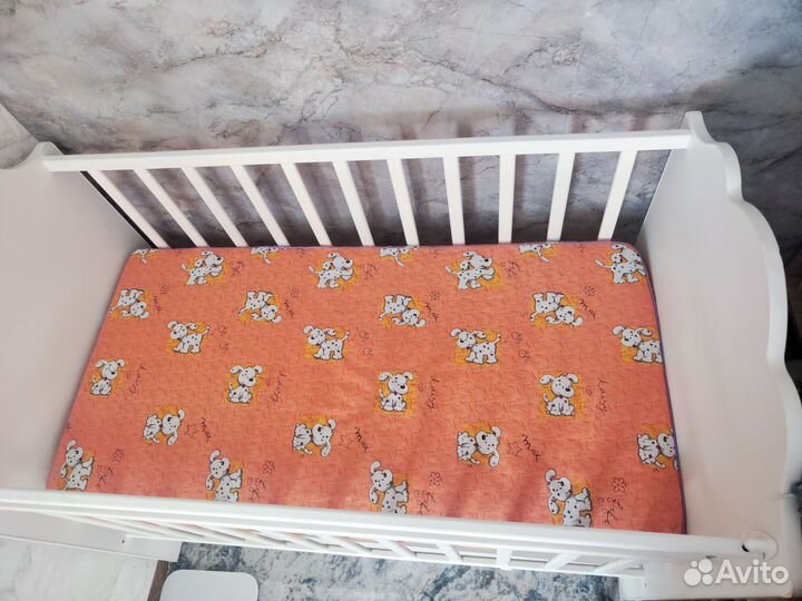 Детская кроватка с маятником и ящиком