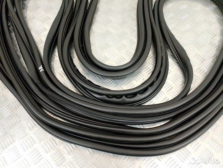 Уплотнительная резинка боковой двери Renault