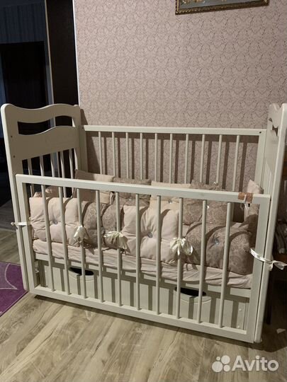 Детская кроватка с маятником и ящиком