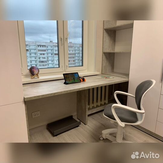 Мебель в детскую, рабочая зона у окна