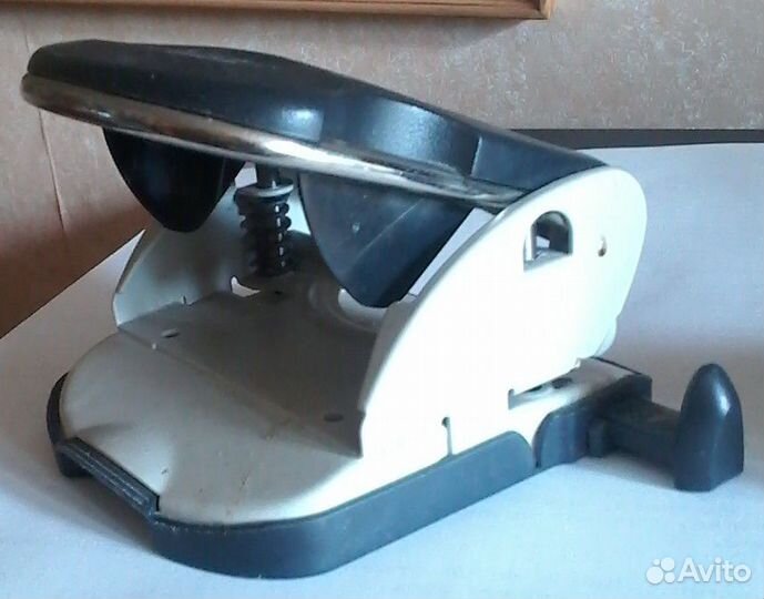 Дырокол leitz