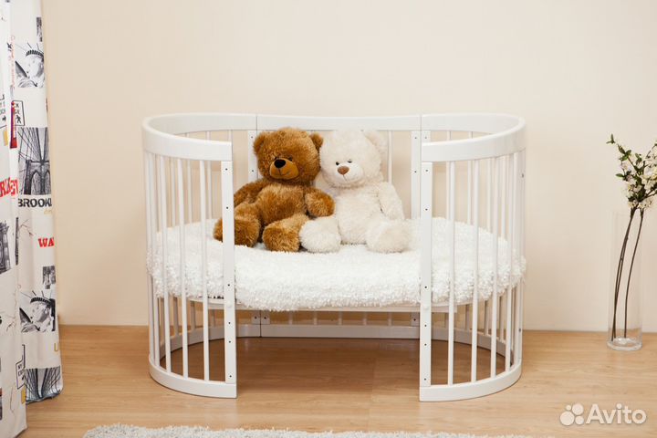 Детская кроватка с маятником