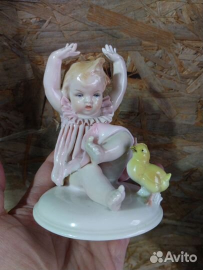 Статуэтка Девочка с цыплёнком Германия Карл Энс