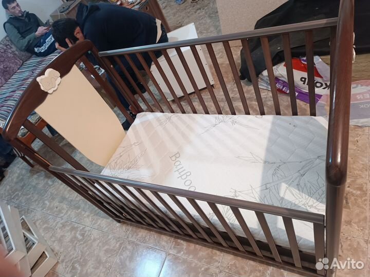 Детская кроватка с маятником