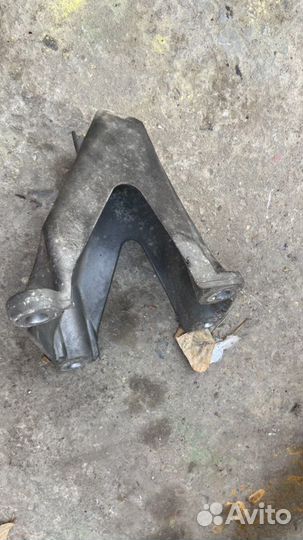 Кронштейн двигателя Audi A8 d3 6.0 V12