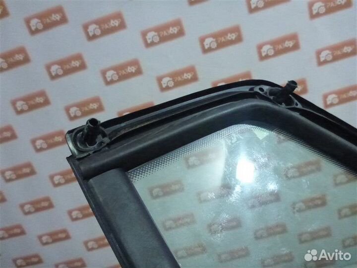 Стекло двери заднее правое Volkswagen Golf 5K1