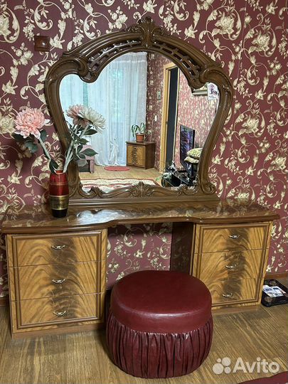 Трюмо трельяж зеркало, тумбочка, пуфик
