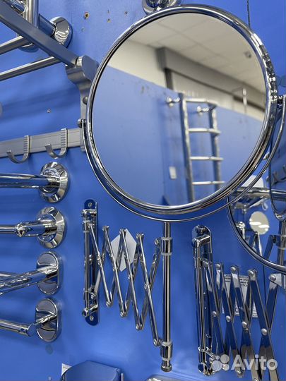 Косметическое зеркало настенное