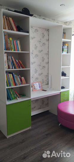 Рабочий стол с полками