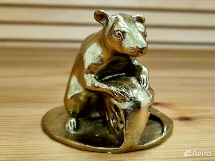 Фигурка бронзовая «Мышь с сыром»