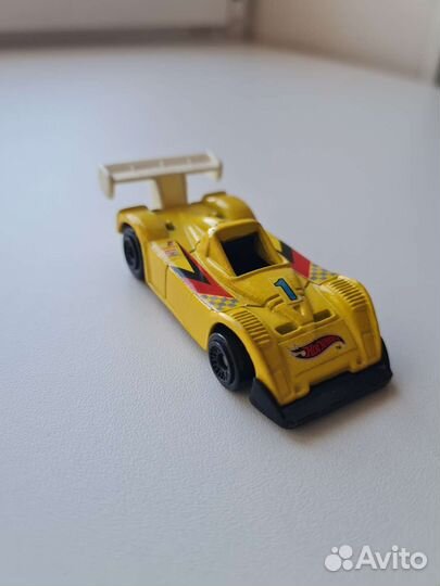 Жёлтая Hot Wheels машинка