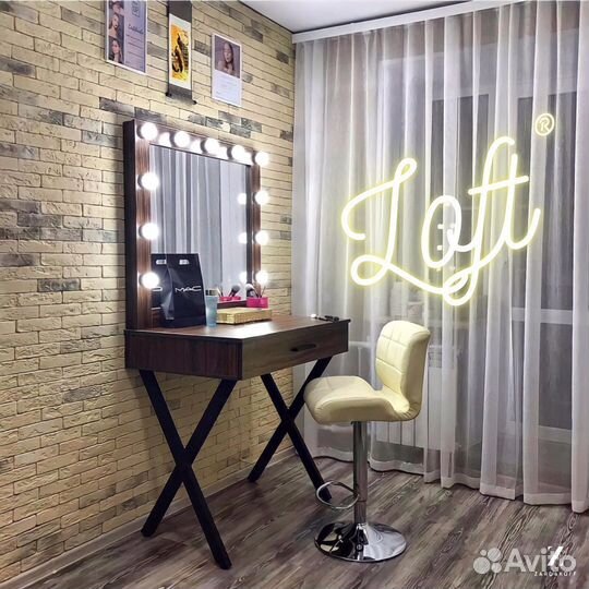 Гримерный столик визажиста с гримерным зеркалом