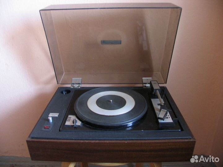 Проигрыватель пластинок Мелодия Melodia работает