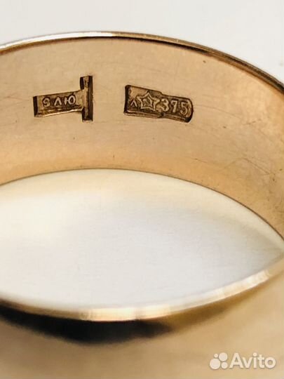 Золотое обручальное кольцо