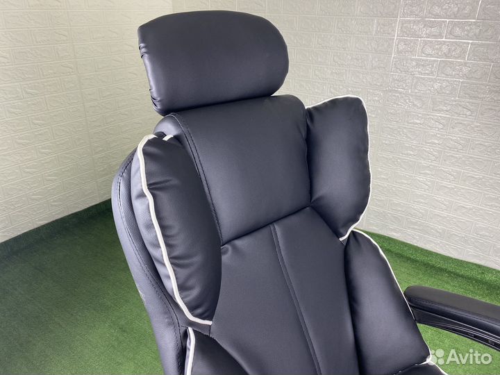 Офисное кресло руководителя новое череое 808