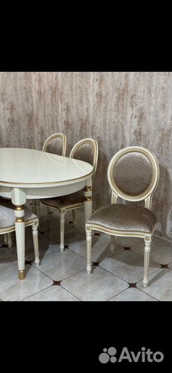 Стол и стулья