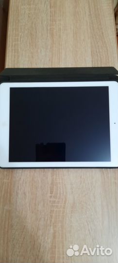 Планшет Apple iPad Air 32 GB в чехле