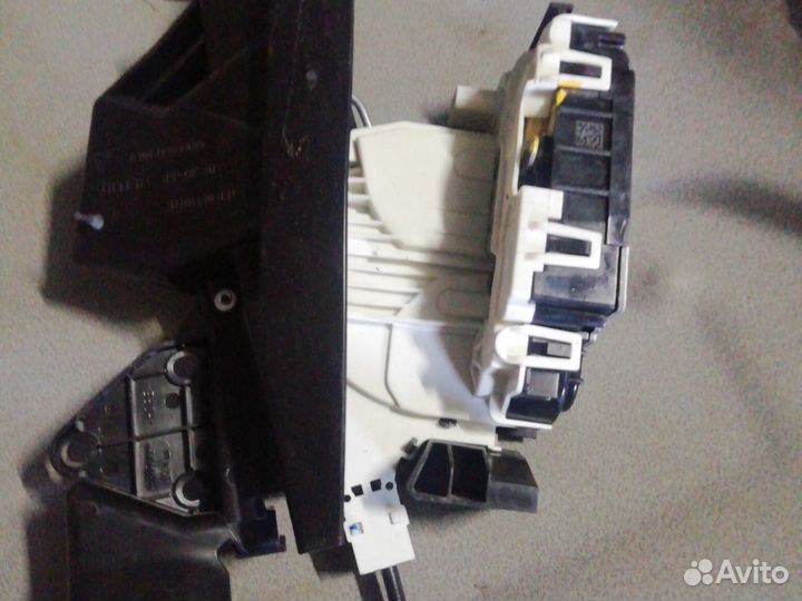 Замок передней левой двери мерседес w204 Mercedes
