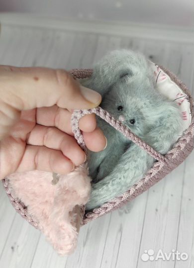 Вязаный зайка в люльке