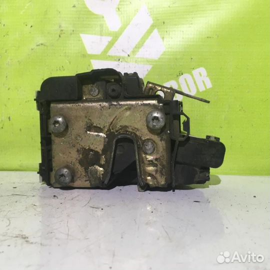 Замок двери передней левой Фольксваген Гольф 3 В