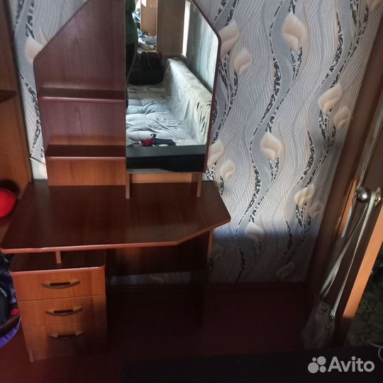 Трюмо с зеркалом