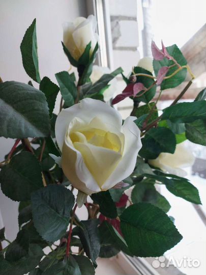 Искуственные розы в горшке