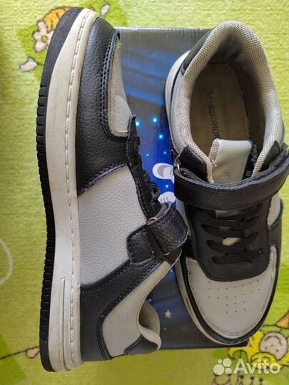 Кожаные кроссовки р. 40